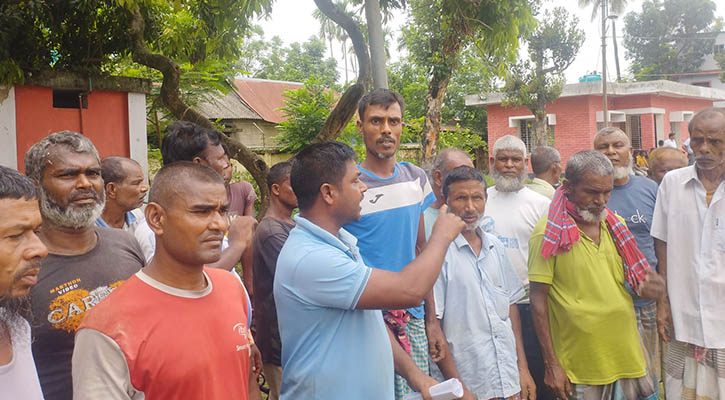 সৈয়দপুরে খাদ্যগুদামের ১৬ শ্রমিক ছাঁটাইয়ের প্রতিবাদে বিক্ষোভ